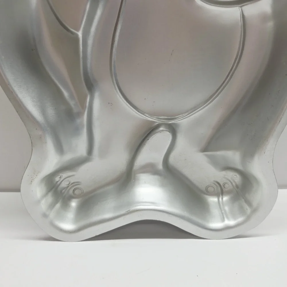 1993 Barney cake pan. great condition